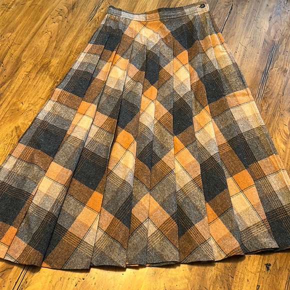 Casual Corner Dresses & Skirts - Vintage Casual Corner mid length pleated plaid fall wool skirt